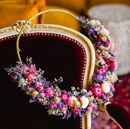 Couronne murale artisanale confectionnée avec des fleurs séchées tendres de notre ferme florale