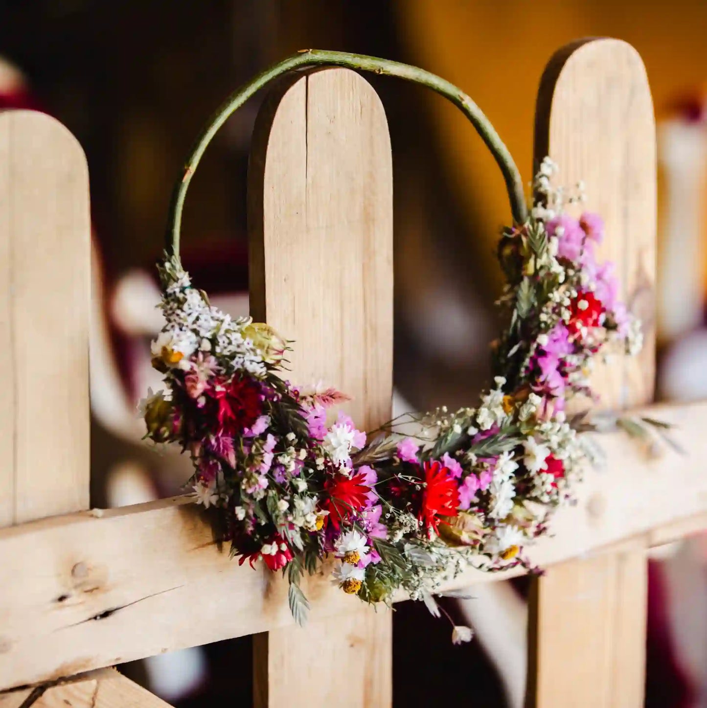 Idée décoration de mariage ou chambre : grande couronne fleurs séchées suspendue Cabourg