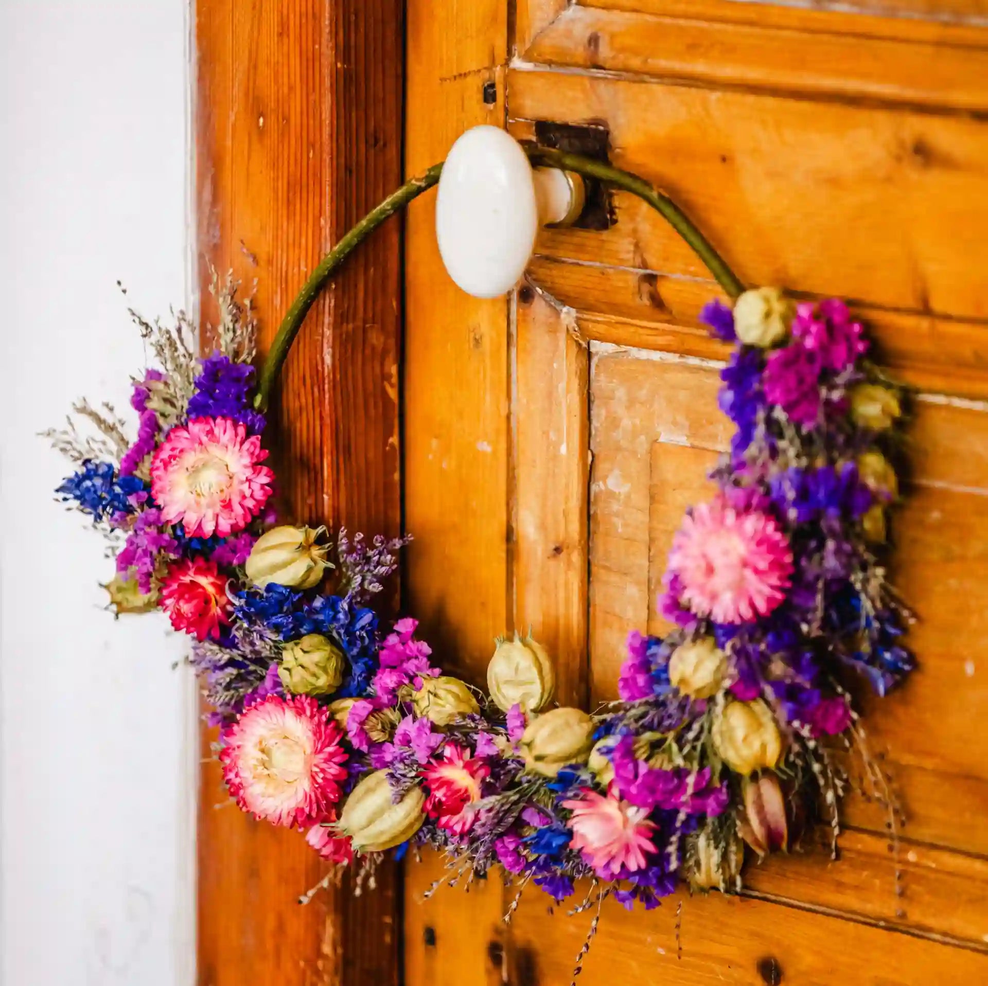 Couronne de fleurs séchées glamour chic violette suspendue dans une chambre esprit boudoir