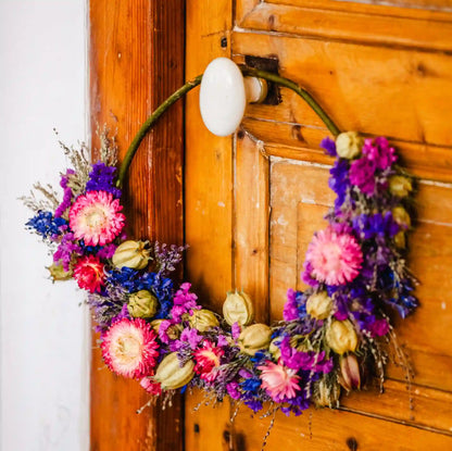 Couronne de fleurs séchées glamour chic violette suspendue dans une chambre esprit boudoir