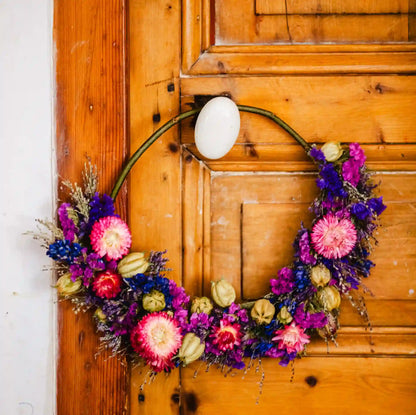 Création florale murale artisanale faite à la main avec des fleurs séchées françaises