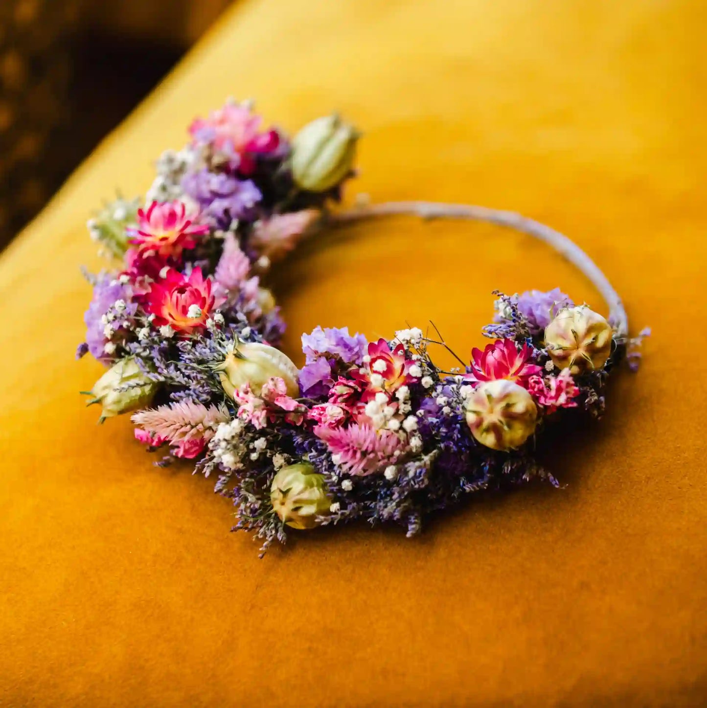 Couronne de fleurs asymétrique suspendue dans une chambre à la décoration romantique