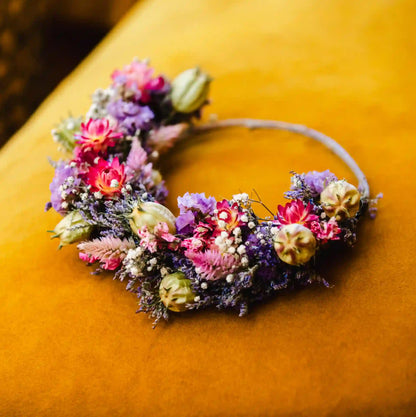 Couronne de fleurs asymétrique suspendue dans une chambre à la décoration romantique