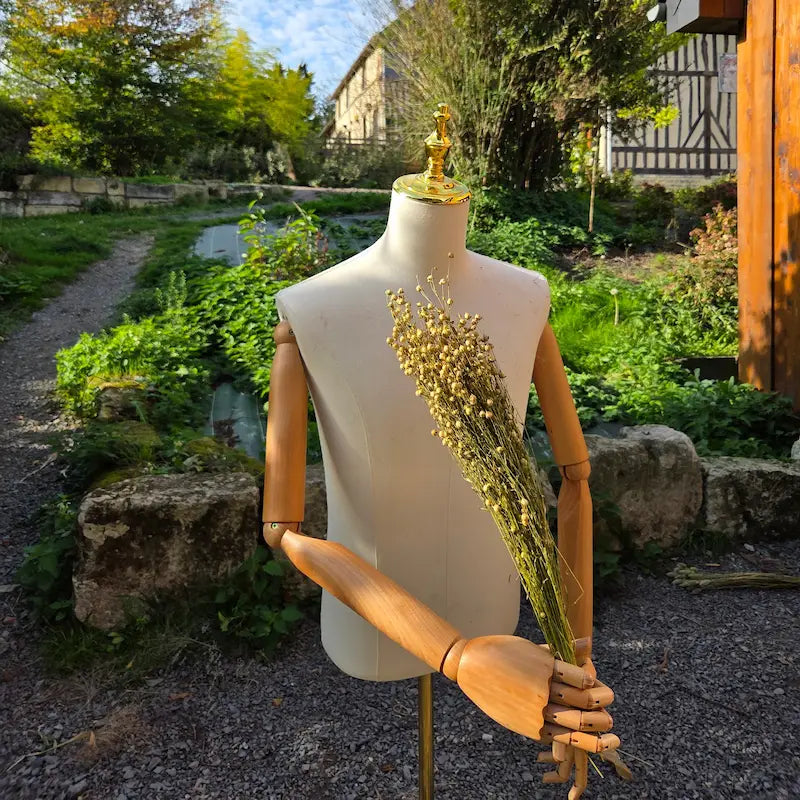 Superbe couronne de porte au design minimaliste et d'une grande pureté poétique, réalisée exclusivement et patiemment avec des branches très fines de lin séché.