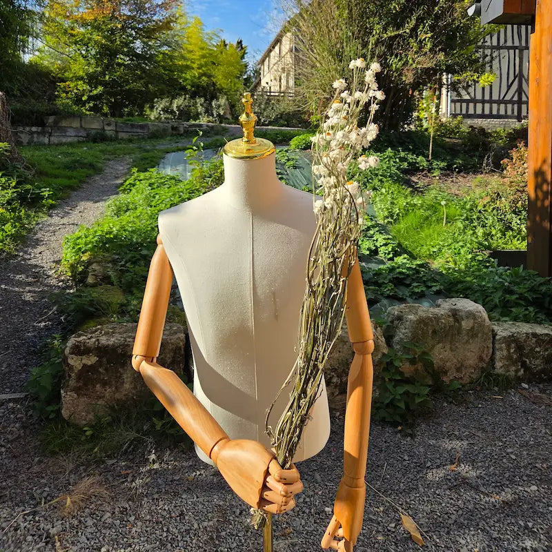 Réalisation DIY d'une couronne de tête fine pour demoiselle d'honneur avec des boutons d'Ammobium sans pesticides chimiques.