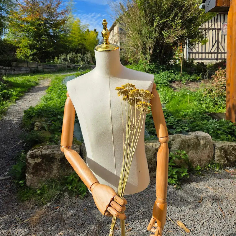 Atelier DIY : fabrication artisanale d'une large couronne de porte estivale solidement structurée avec des têtes plates d'achillée jaune.