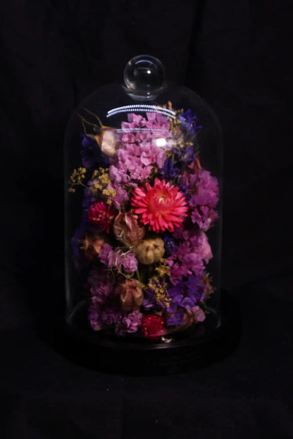 Décoration d'intérieur authentique avec cette cloche de fleurs séchées sous verre.