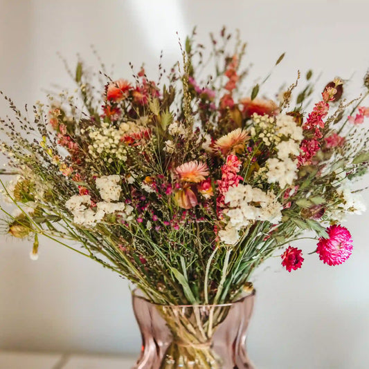 Bouquet de fleurs séchées lumineux blanc et rose Caen dans un intérieur contemporain
