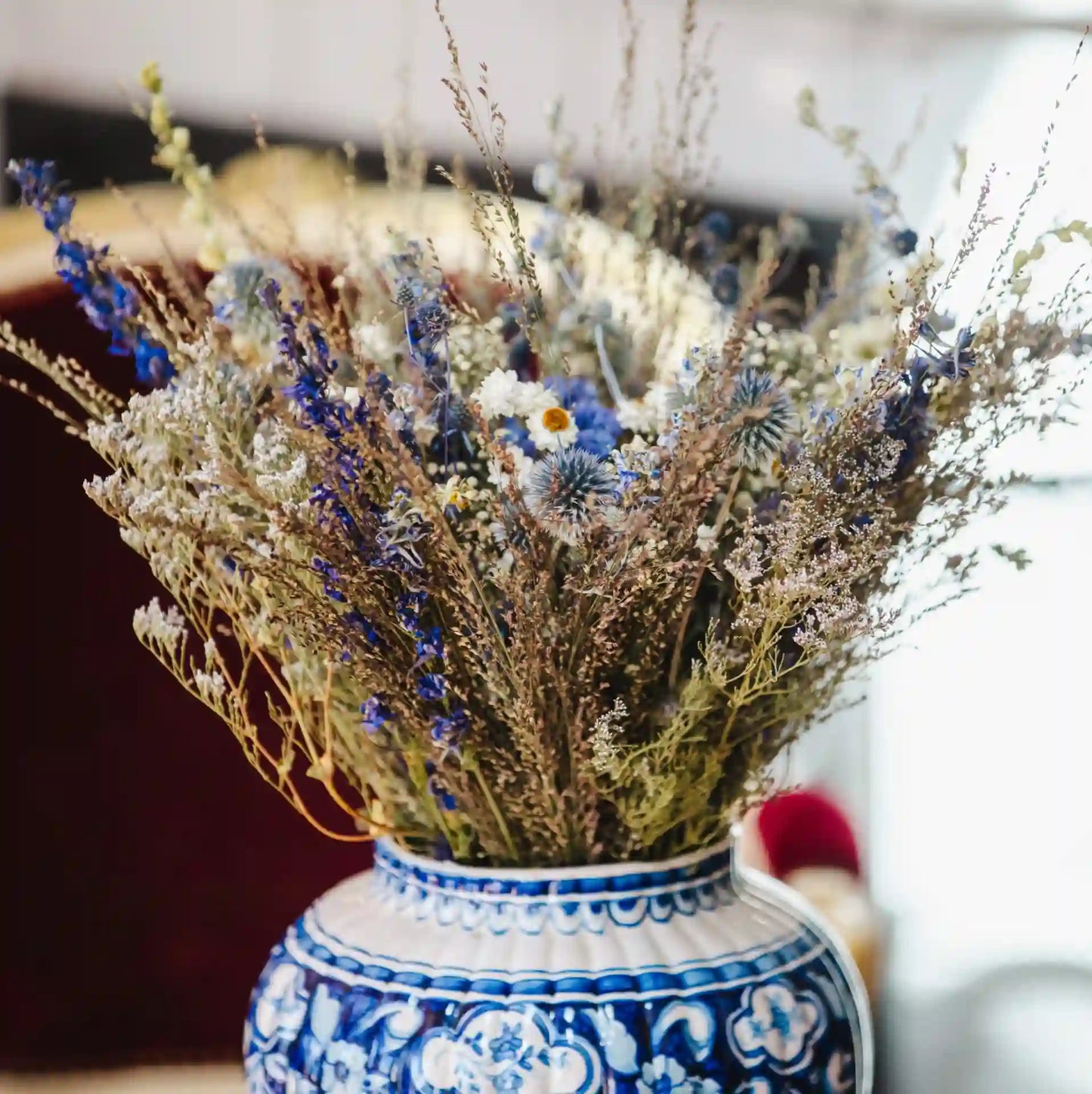 Décoration intérieure style maison de vacances avec le bouquet de fleurs séchées bleu Cherbourg