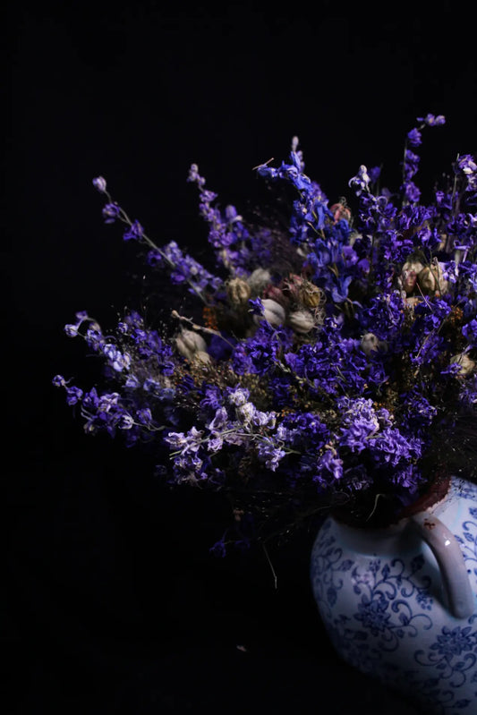 Détail de composition avec statice bleu et fleurs séchées naturelles
