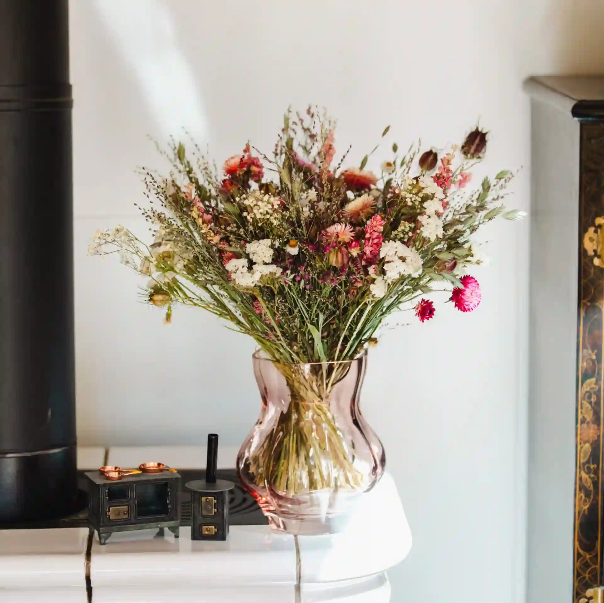 Femme présentant le bouquet de fleurs séchées frais et pétillant bicolore blanc et rose Caen