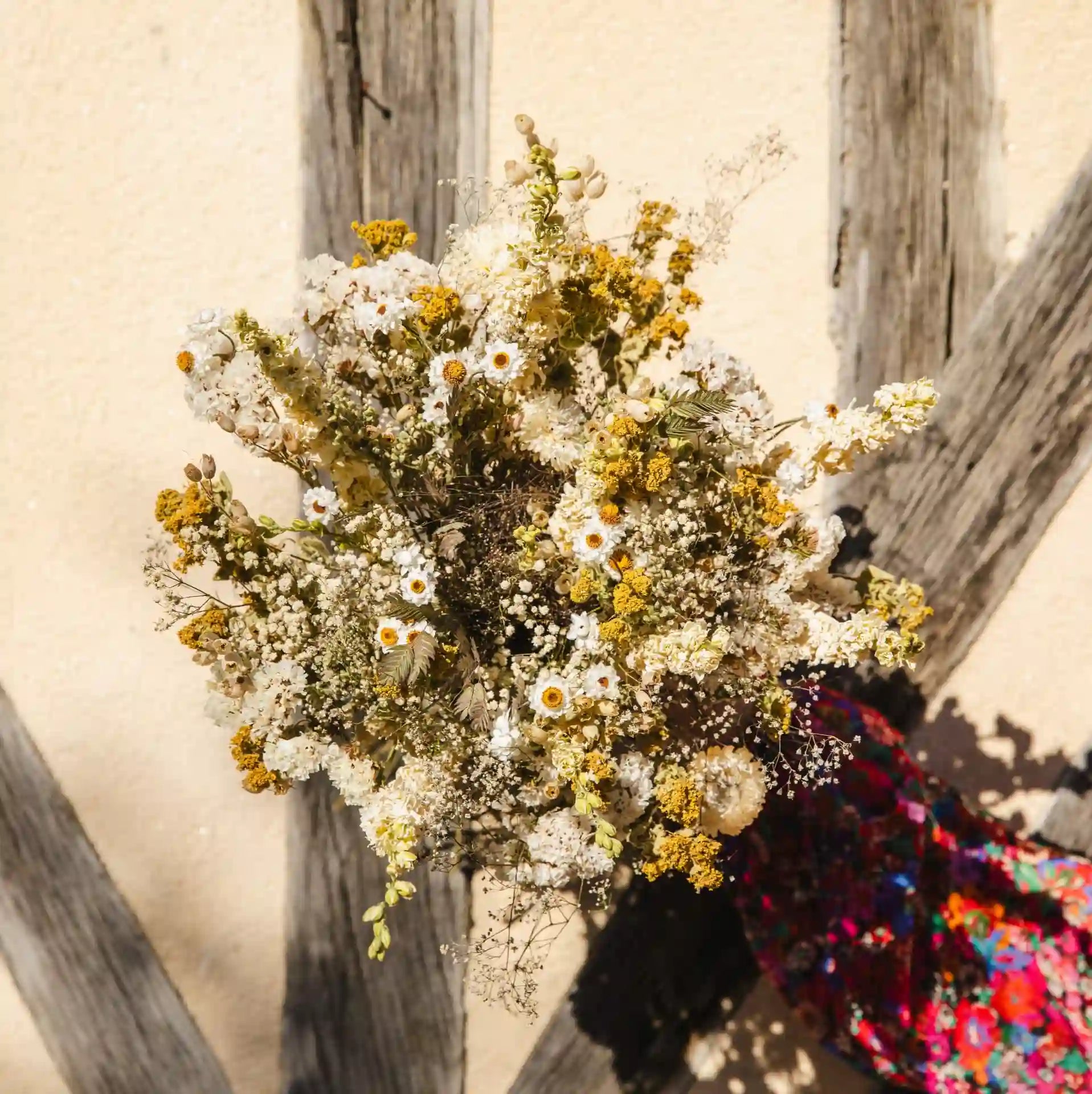 Détail de composition avec fleurs séchées naturelles pour un bouquet de fleurs séchées blanc.