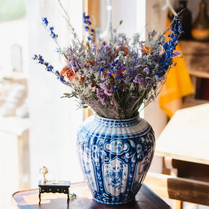 Bouquet de fleurs séchées élégant Deauville placé dans un intérieur contemporain