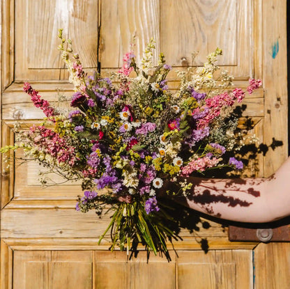 Bouquet doux de fleurs séchées teintes pastel rose et parme Honfleur tenu en main