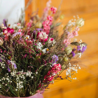 Détails gourmands des statices parme et immortelles roses claires du bouquet Honfleur