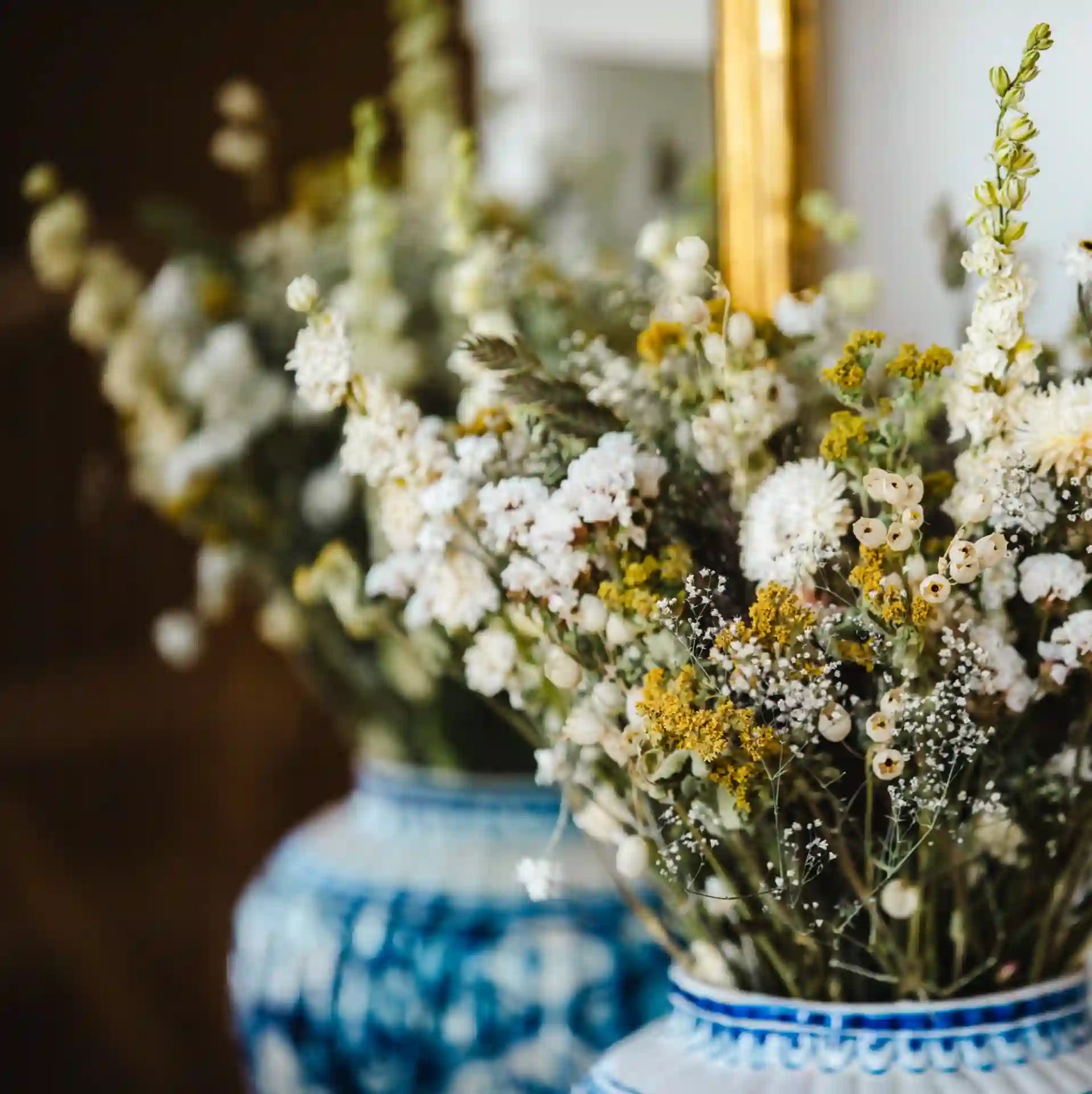 Bouquet de fleurs séchées blanc élégant Étretat placé dans un grand vase en verre transparent