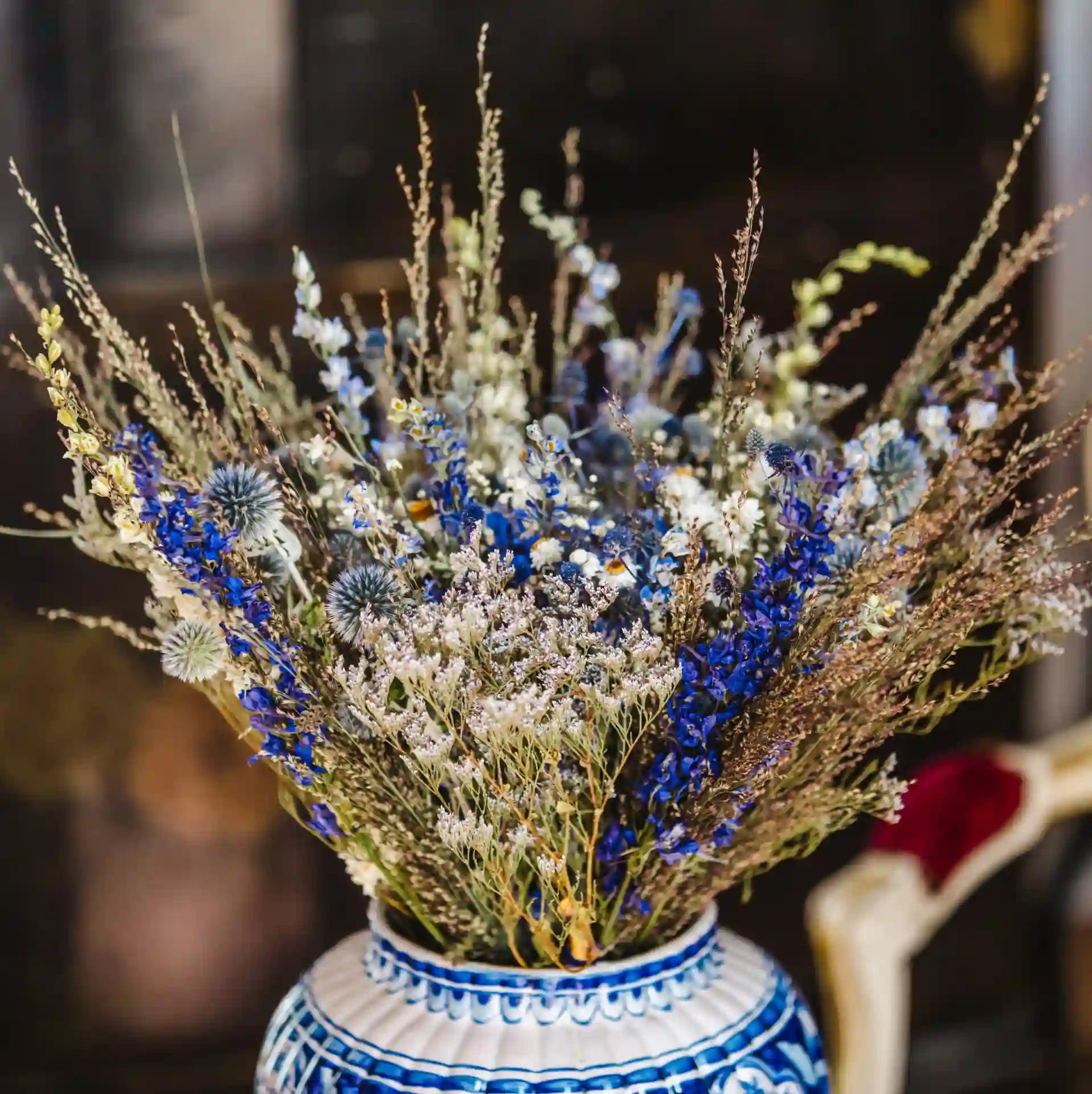 Texture naturelle et sauvage des chardons et fleurs séchées bleues de notre ferme florale