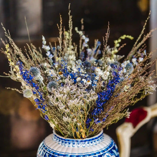 Texture naturelle et sauvage des chardons et fleurs séchées bleues de notre ferme florale