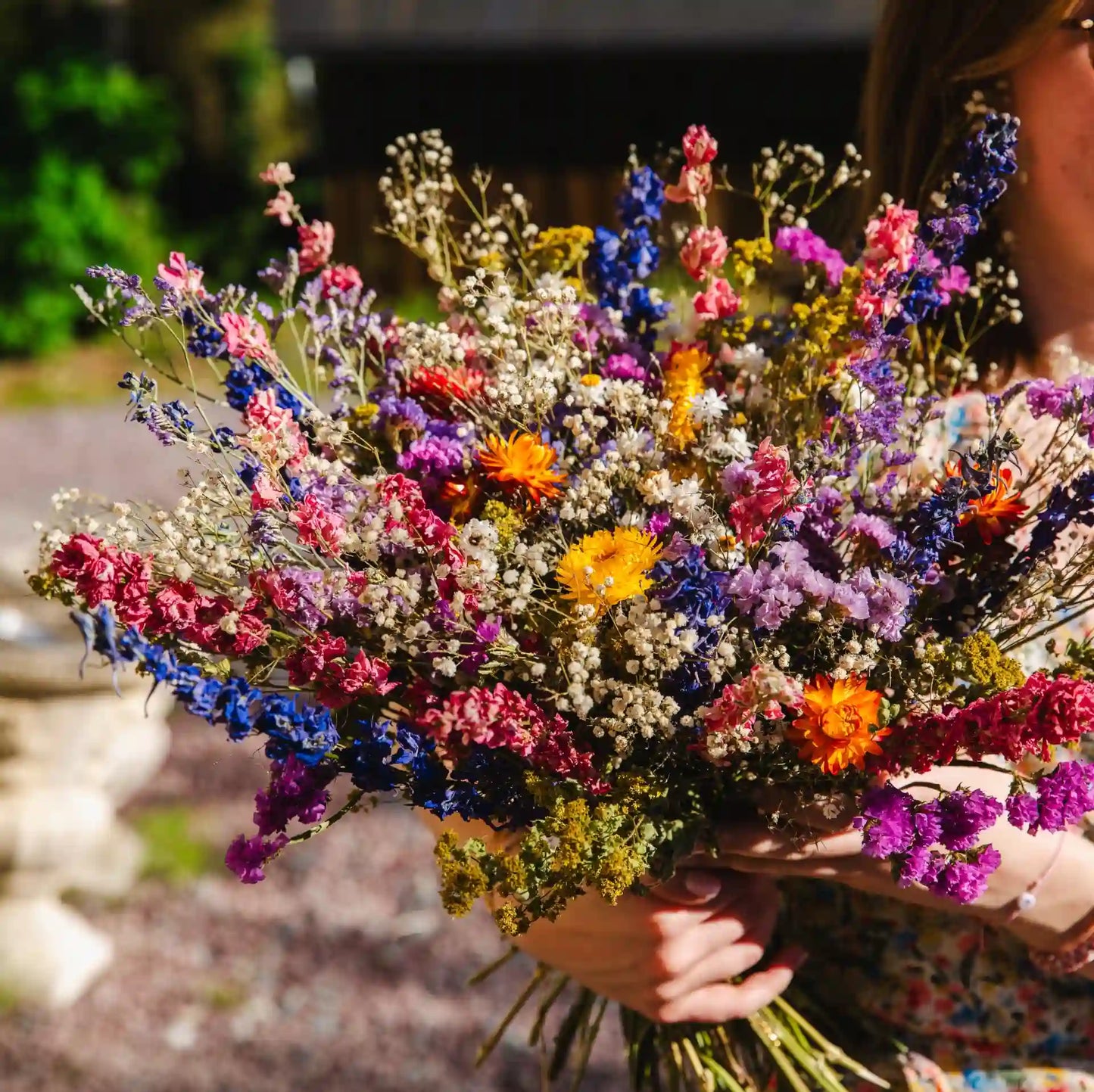 Détail de composition avec fleurs séchées naturelles pour un bouquet en fleurs séchées multicolore, rappelant le carnaval de Granville.