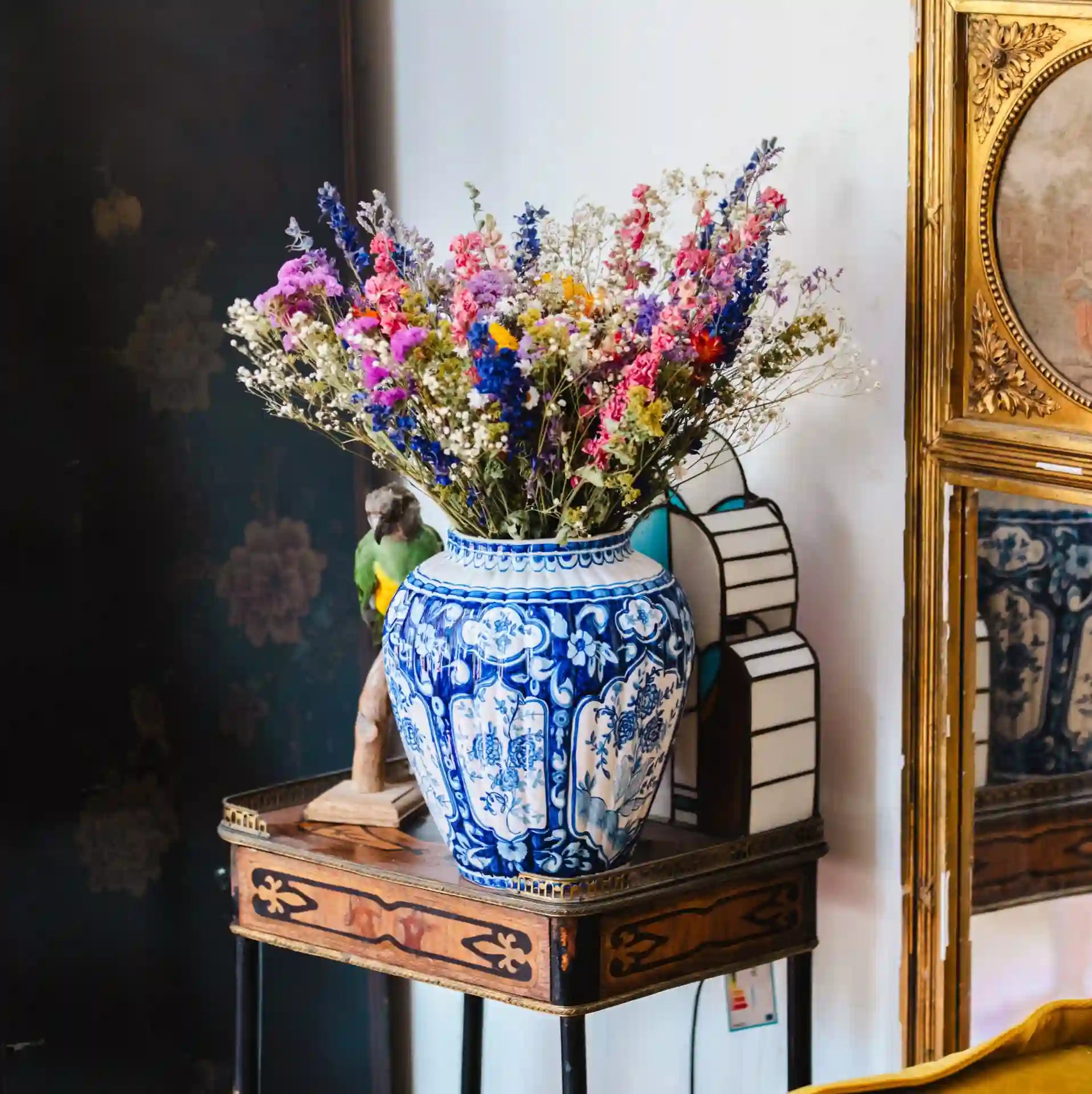 Détail des immortelles roses, statices et delphiniums du bouquet de fleurs séchées coloré Granville