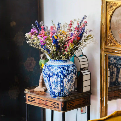 Détail des immortelles roses, statices et delphiniums du bouquet de fleurs séchées coloré Granville