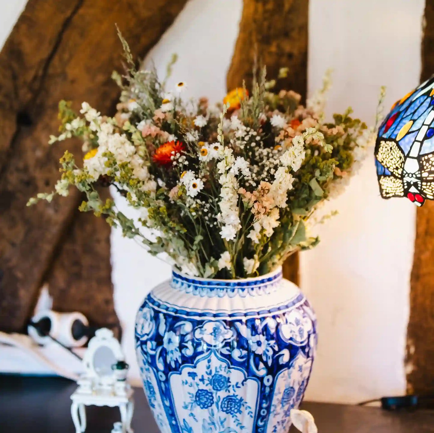 Bouquet de fleurs séchées d'automne Bayeux disposé dans un vase en terracotta