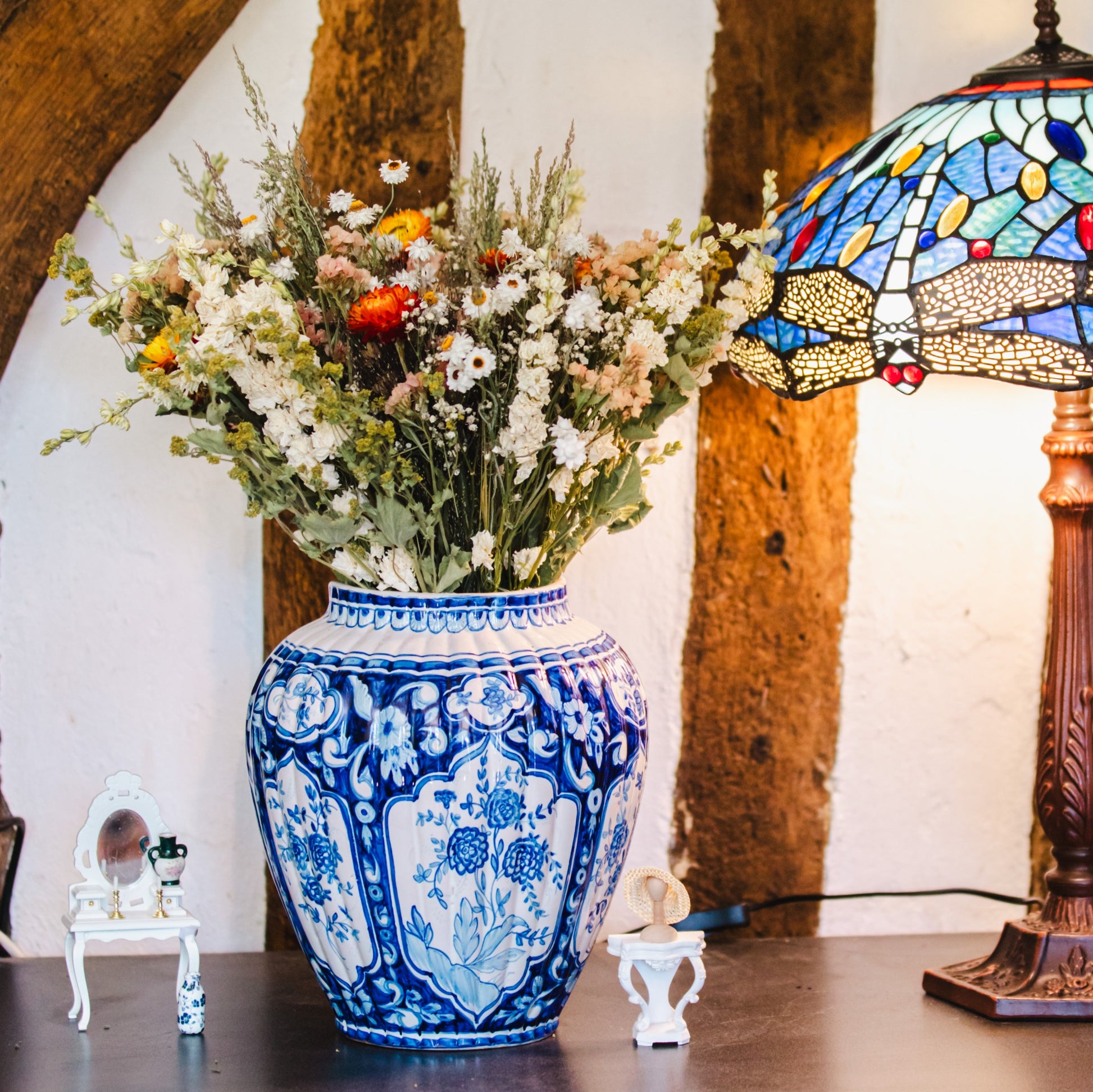 Grand bouquet de fleurs séchées chaleureux tons pêche et saumon Bayeux, porté par une fleuriste