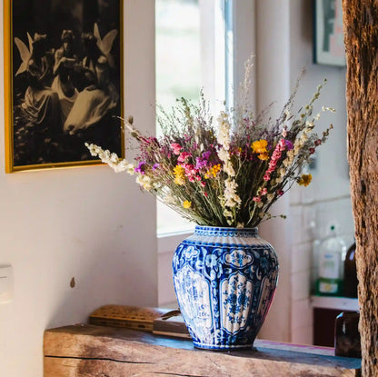 Bouquet joyeux de fleurs séchées jaune ensoleillé et rose pastel Trouville porté par une femme
