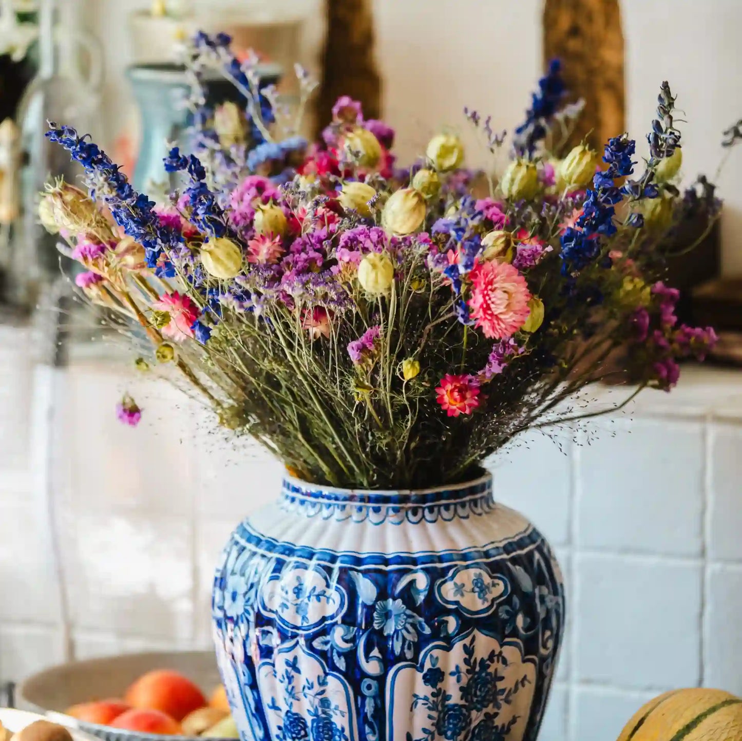 Bouquet de fleurs séchées violet et rose foncé Ouistreham dans un vase en laiton sur une console