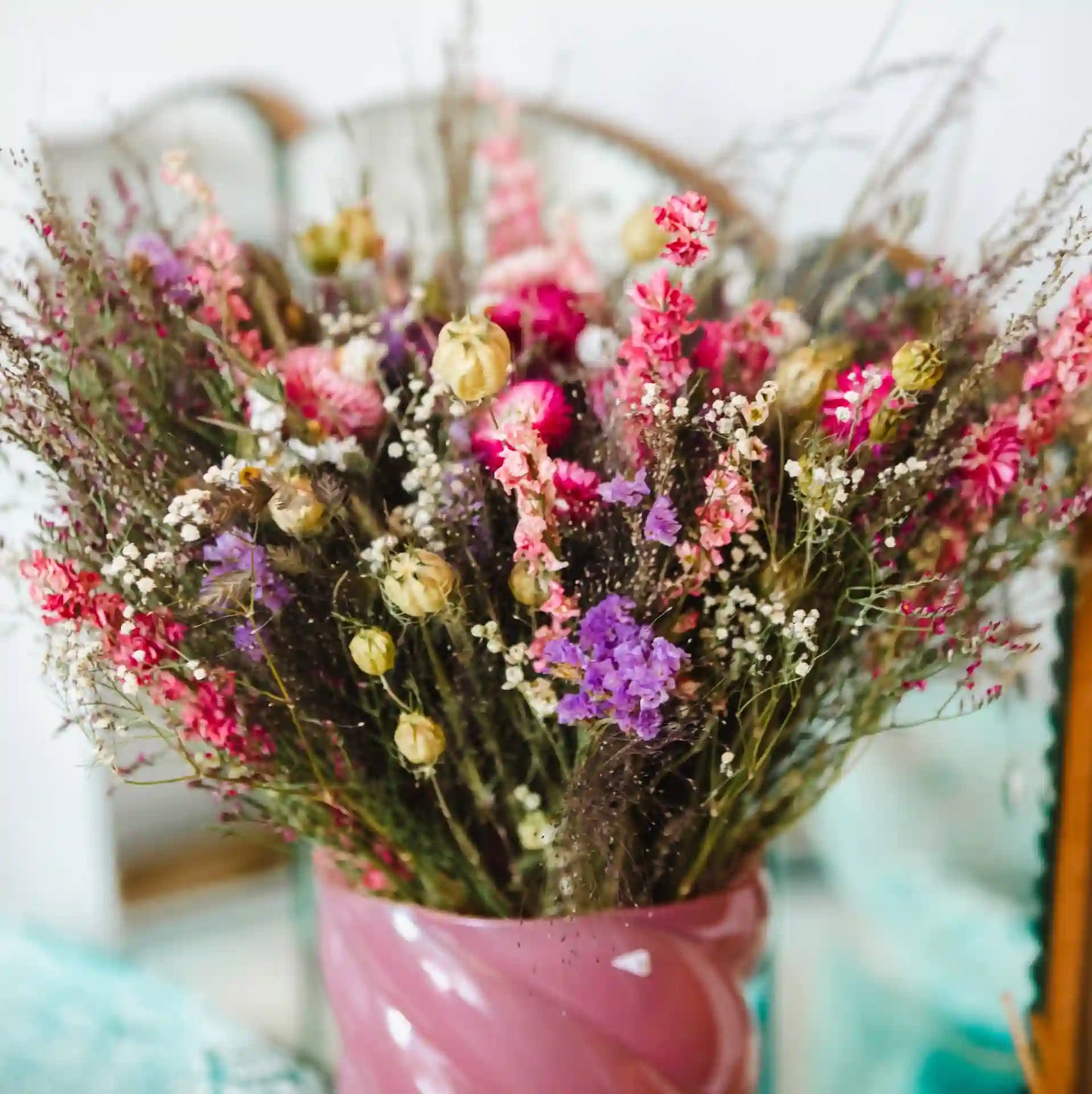 Bouquet romantique en fleurs séchées Honfleur placé dans une céramique blanche