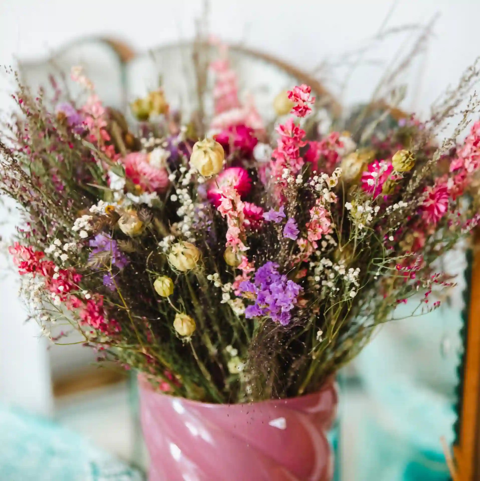 Bouquet romantique en fleurs séchées Honfleur placé dans une céramique blanche
