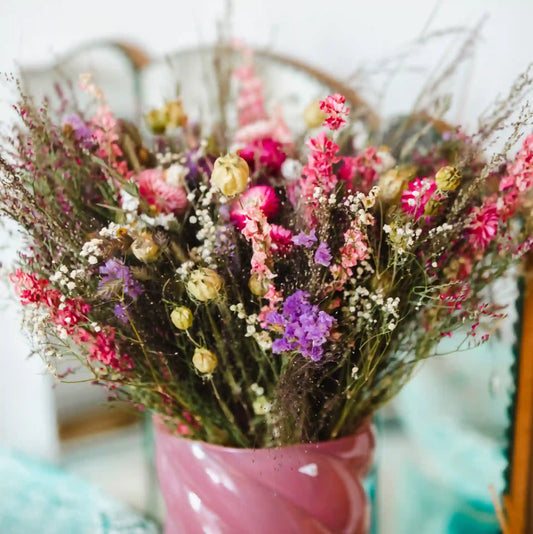 Bouquet romantique en fleurs séchées Honfleur placé dans une céramique blanche