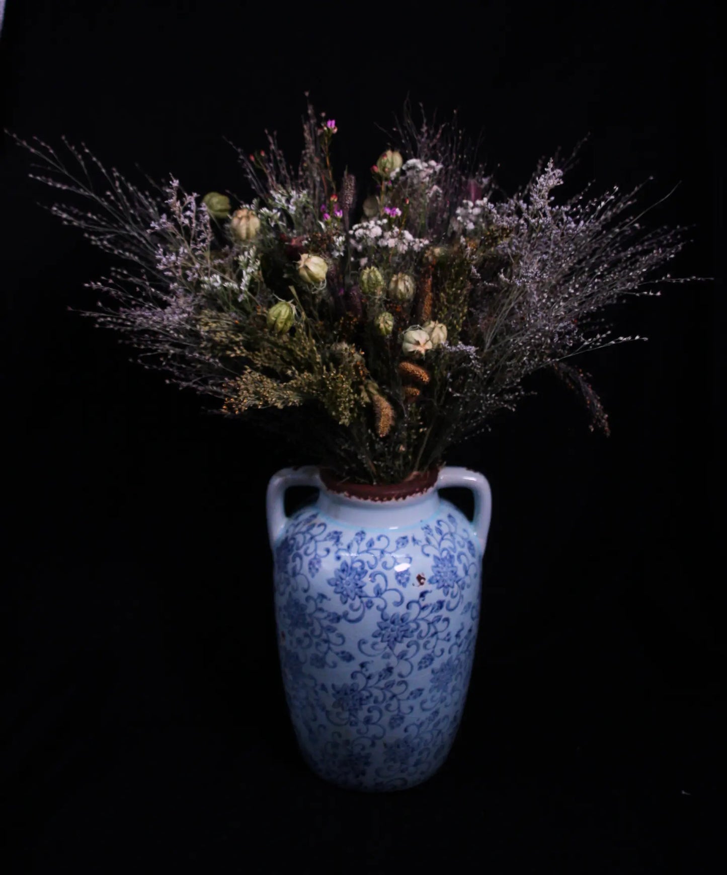 Décoration rustique et naturelle avec bouquet de fleurs séchées sauvage