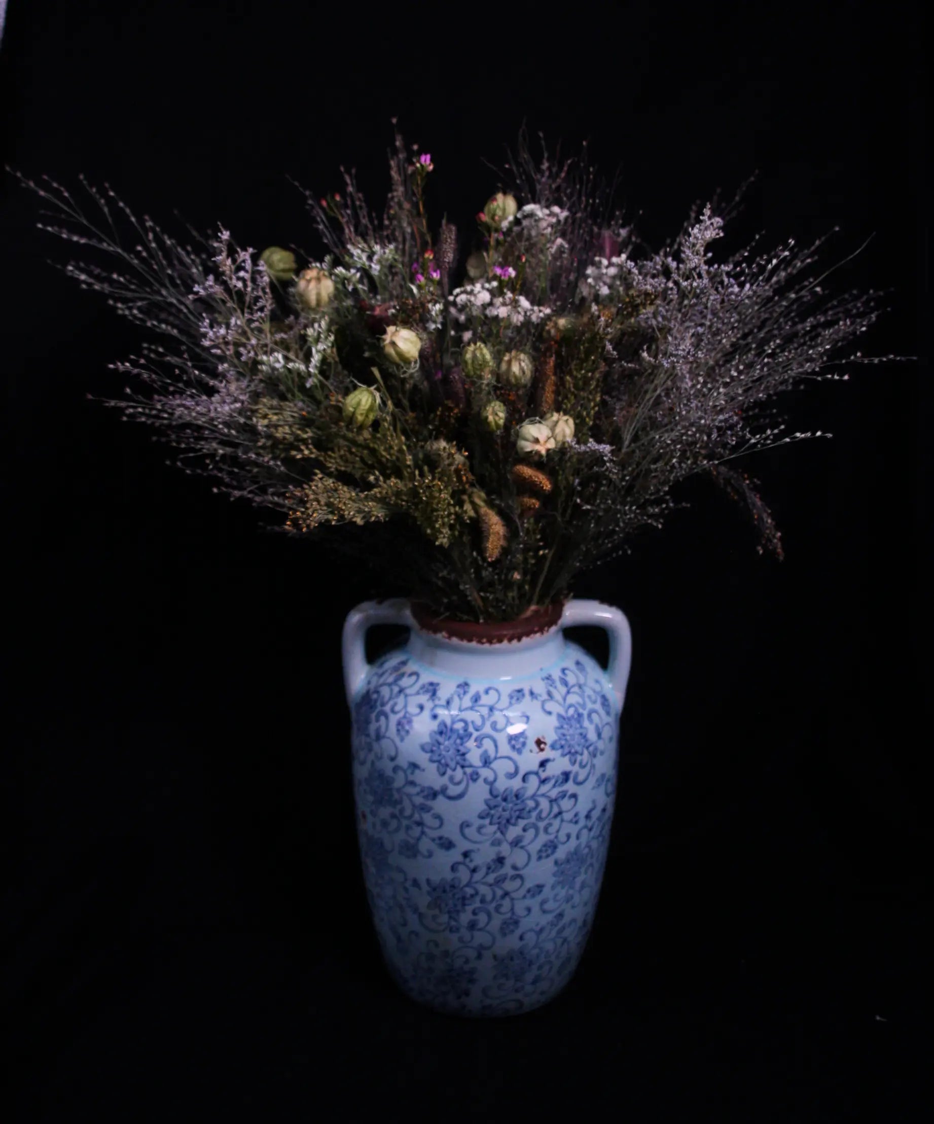 Décoration rustique et naturelle avec bouquet de fleurs séchées sauvage