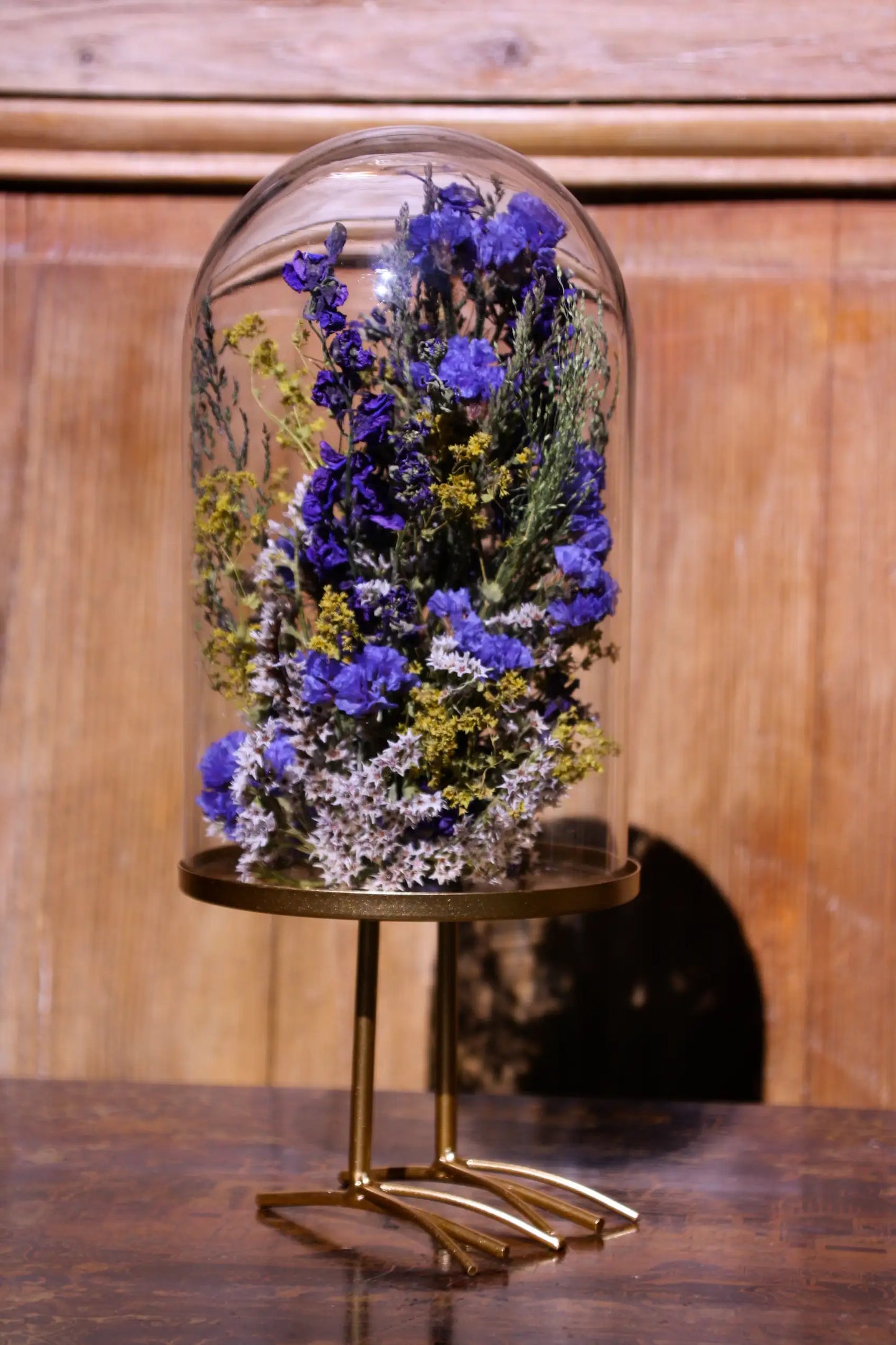 Design floral sous cloche en verre pour une décoration d'intérieur épurée et poétique.