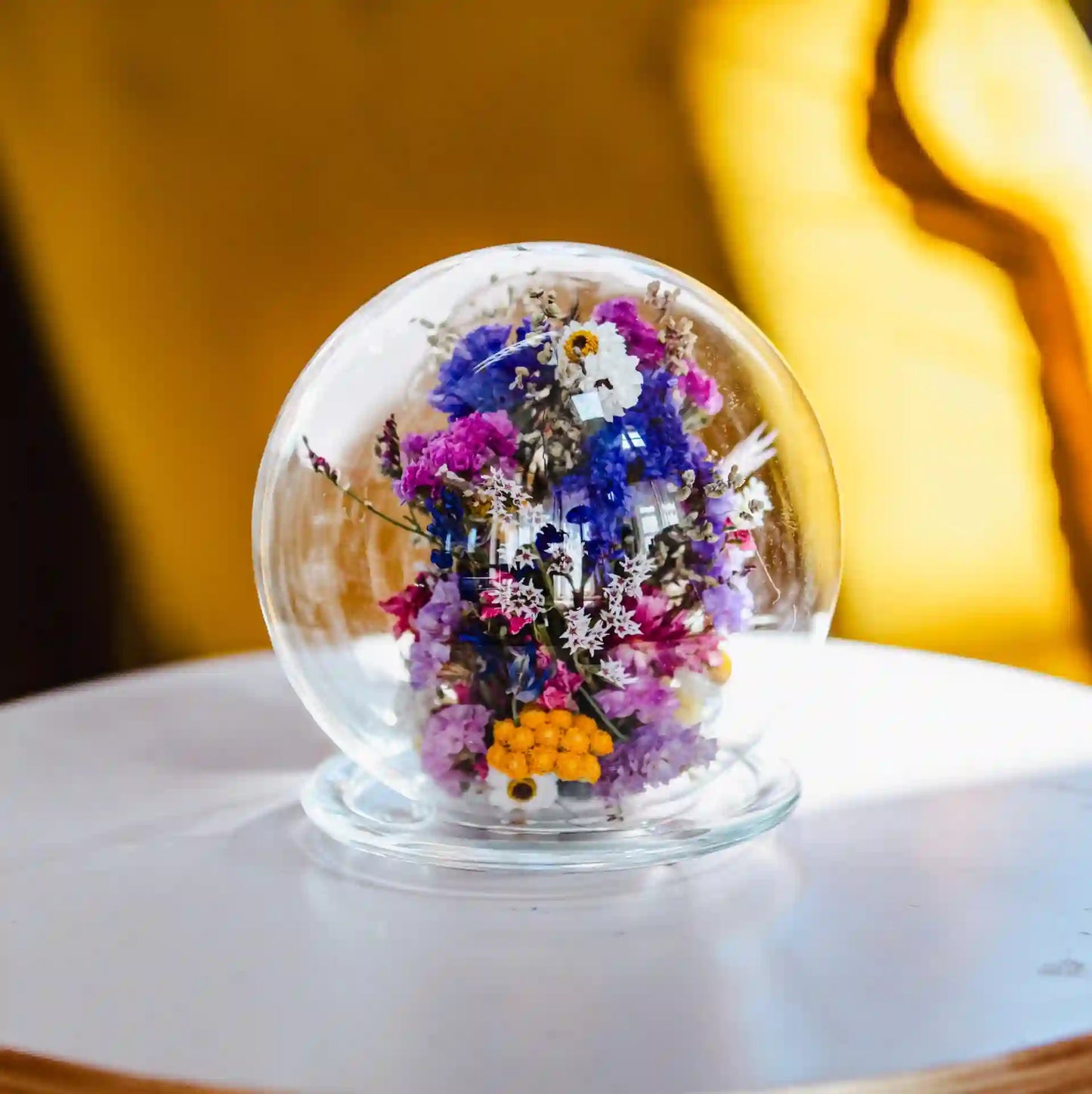 Décoration joyeuse de table basse avec la cloche de fleurs séchées multicolore Granville