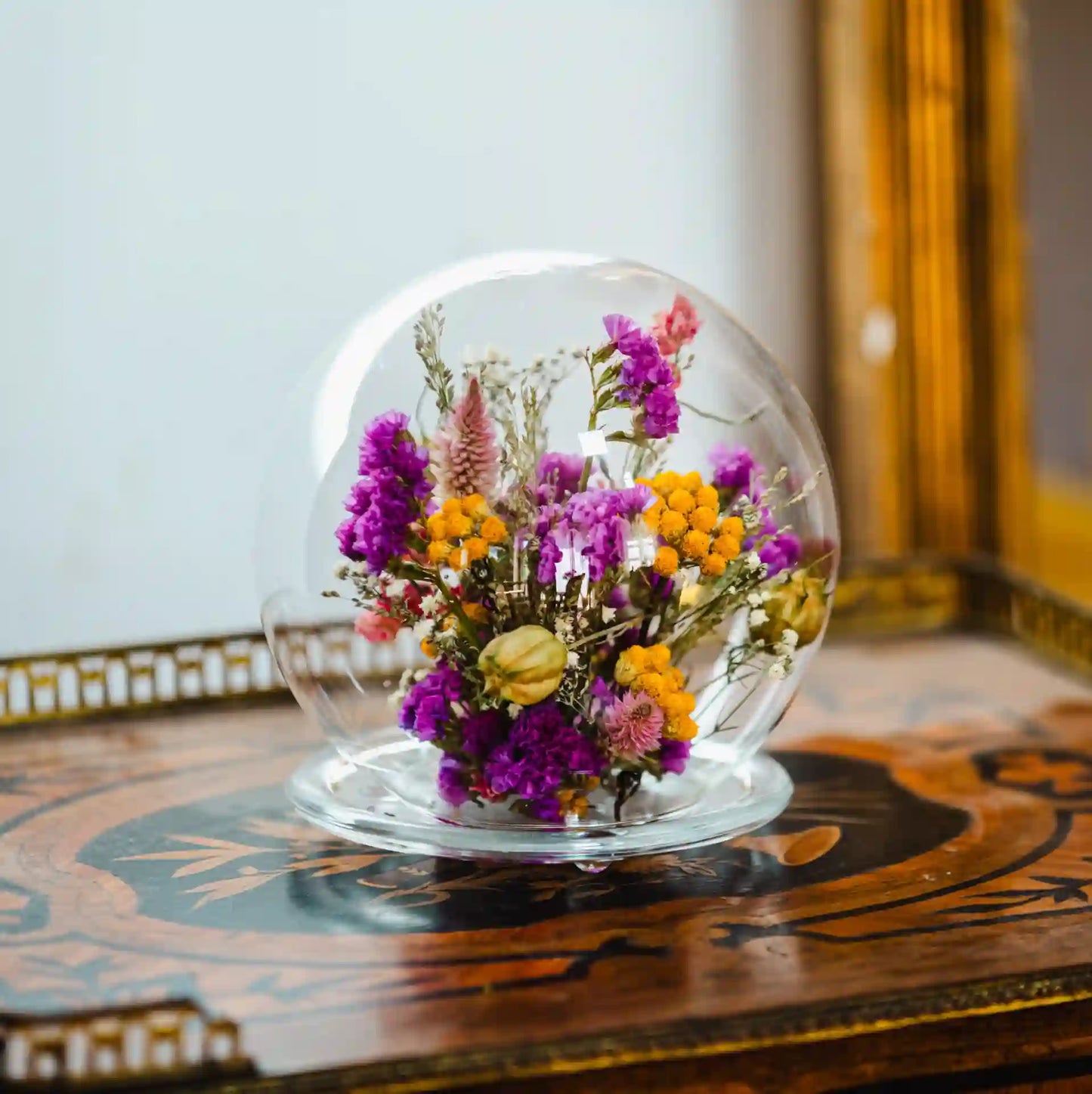 Globe terrarium en verre avec fleurs séchées joyeuses jaune soleil et rose pastel Trouville