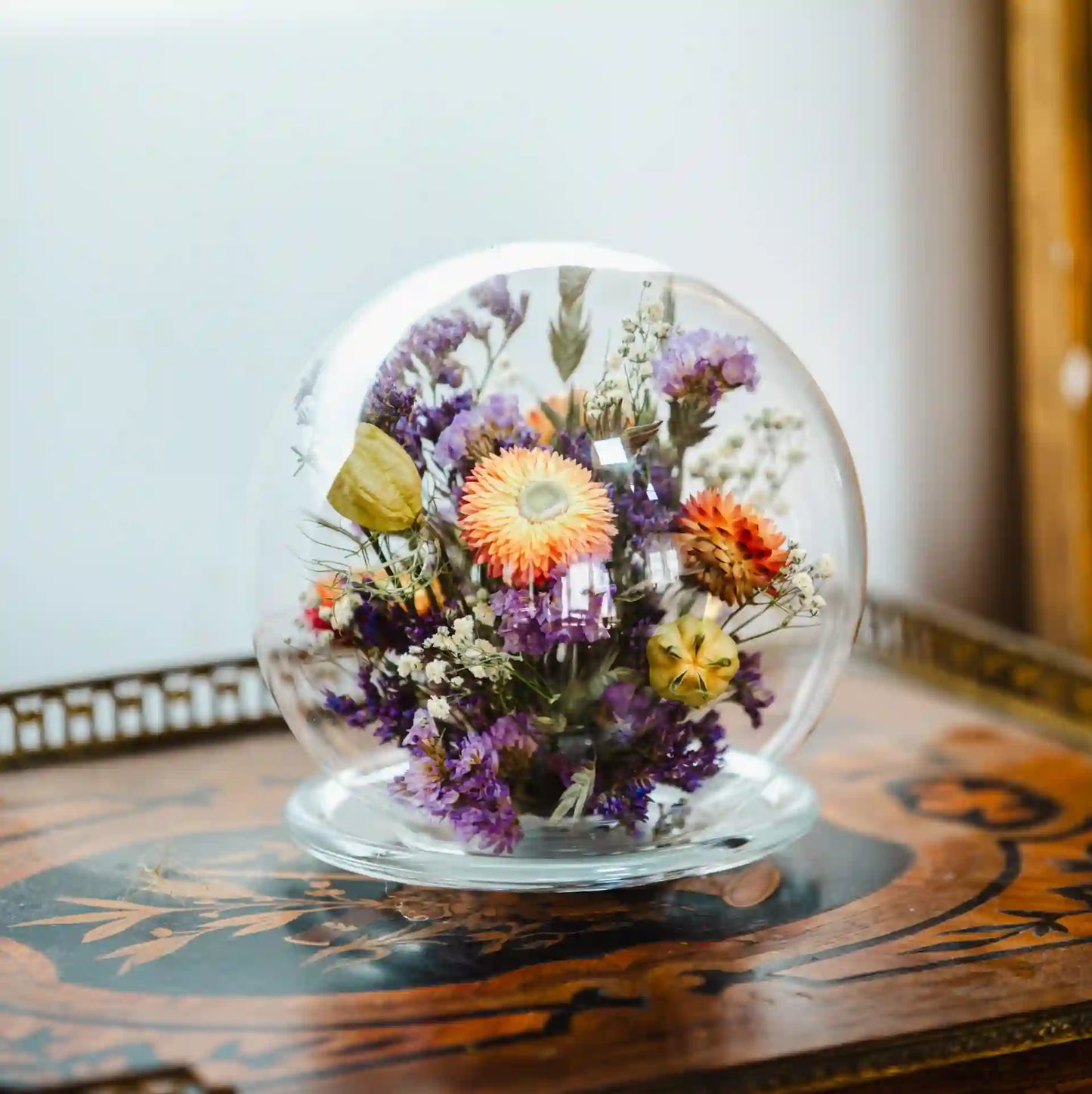 Cloche de fleurs séchées design Deauville posée sur une belle table basse contemporaine