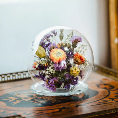 Cloche de fleurs séchées design Deauville posée sur une belle table basse contemporaine
