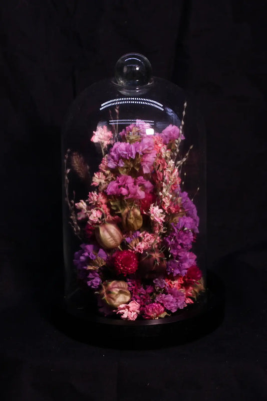 Artisanat de notre ferme florale normande : cloche en verre et fleurs naturelles.