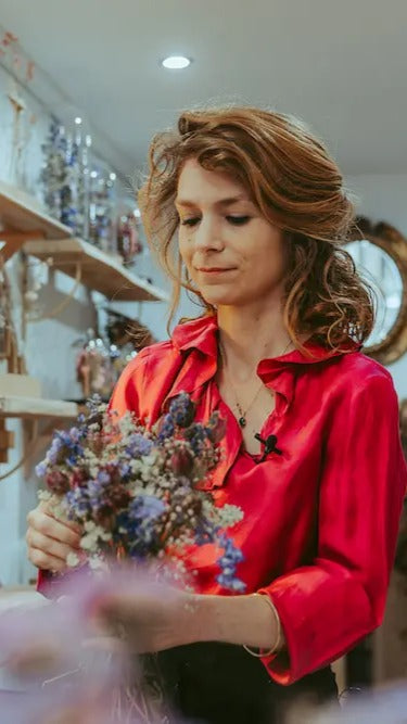 Fleuriste à Caen dans le Centre ville. Photo de Charlotte réalisant un bouquet au 47 rue Froide, 14000 Caen
