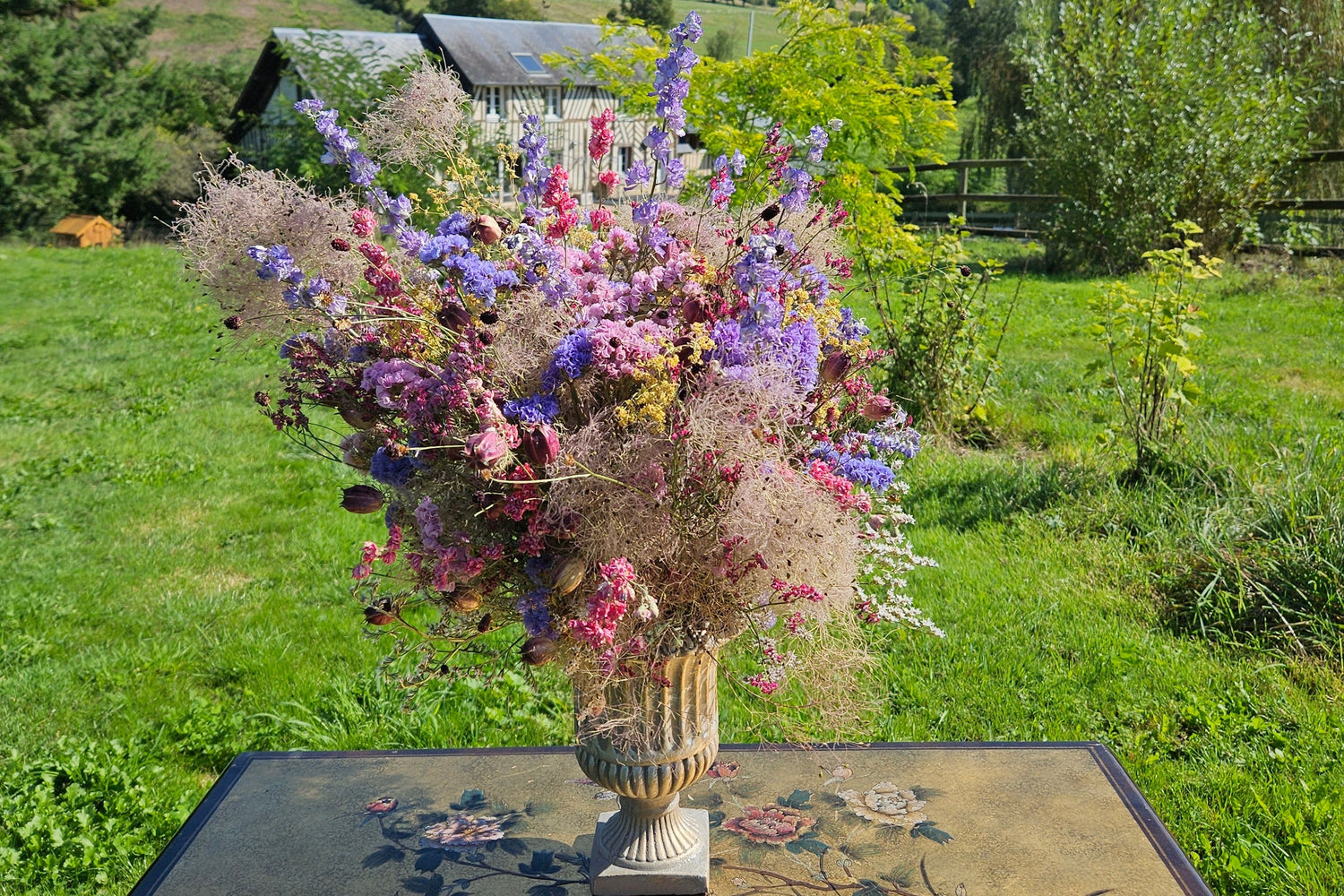 Composition magistrale en Fleurs séchées pour un mariage dans le Pays d'Auge à 20 min de Caen