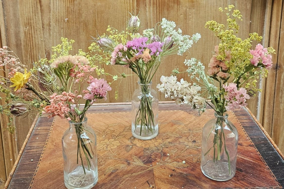 Centre de tables en fleurs séchées des Fleurs de la Clarté pour un mariage sur la Côte fleurie et la réception