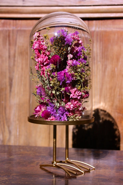 Fleurs séchées françaises cultivées à St Jouin présentées sous une élégante cloche en verre.