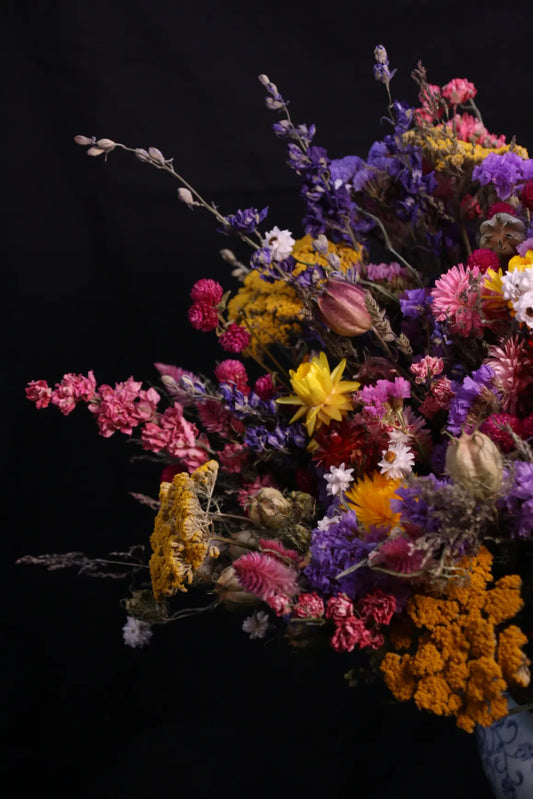 Zoom sur les immortelles jaunes et achillées du bouquet multicolore Cabaret