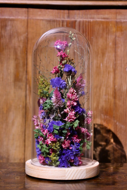 Globe décoratif mettant en valeur la beauté intemporelle des fleurs séchées naturelles.