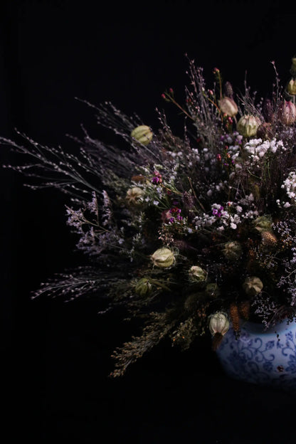 Détail de graminées séchées panicum et nigelle naturelle du bouquet Thomas