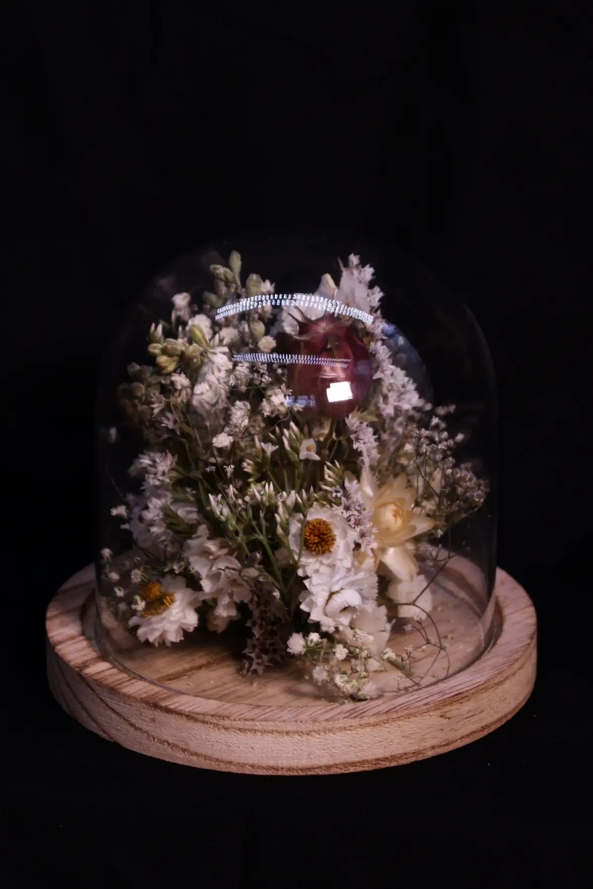 Idée cadeau pour femme : magnifique cloche de fleurs séchées sous verre et socle bois.