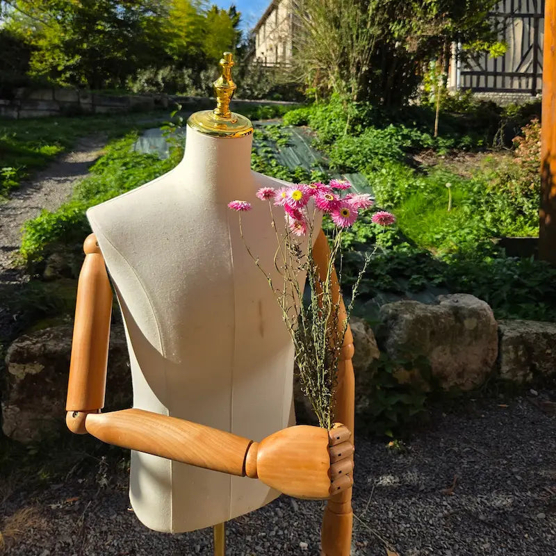Petites têtes d'Acroclinium pressées et séchées à la ferme, idéales pour la création minutieuse de bijoux DIY en résine.
