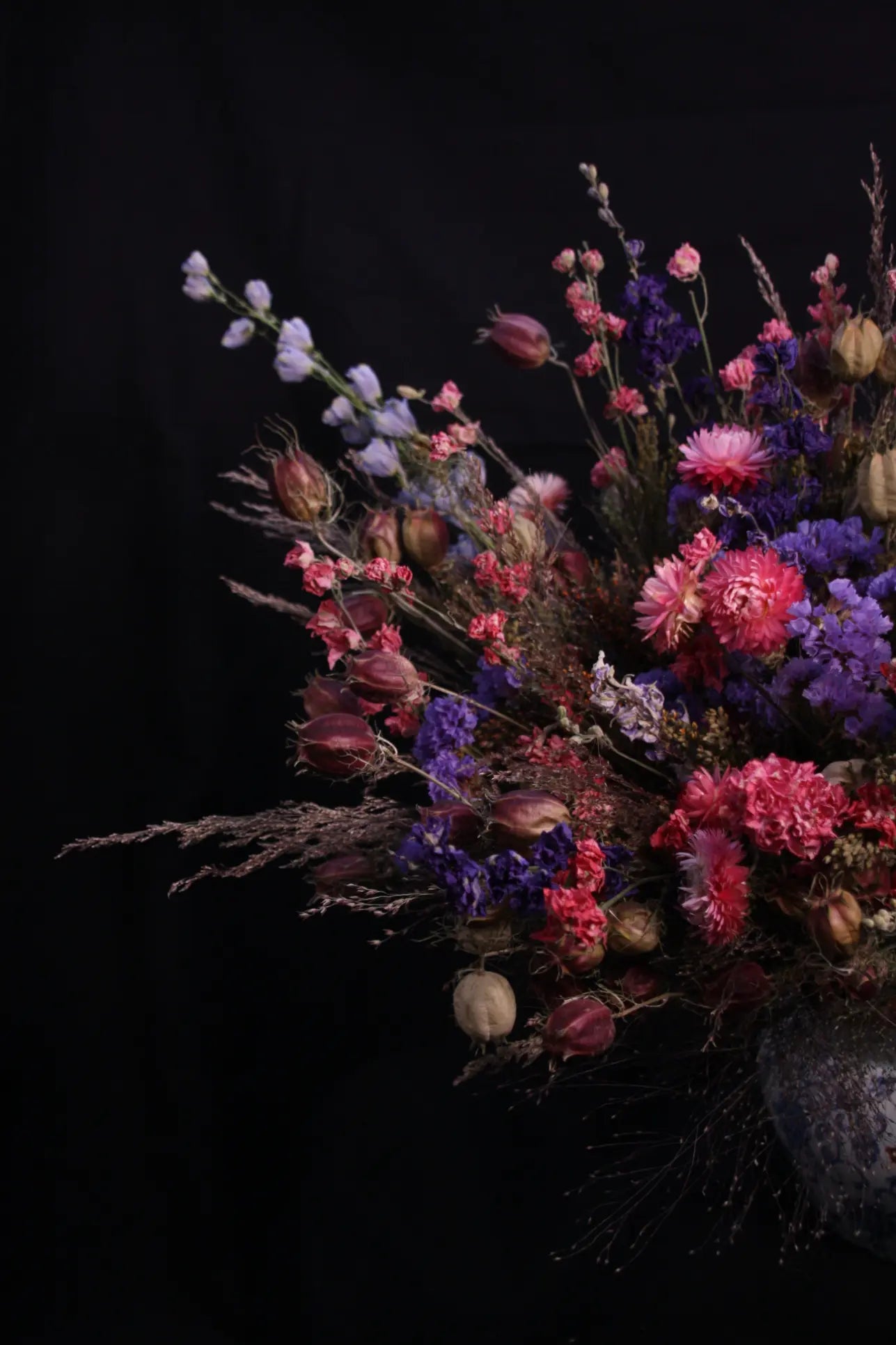 Détail pied d'alouette bleu naturel et nigelle du bouquet de fleur seche Artémis